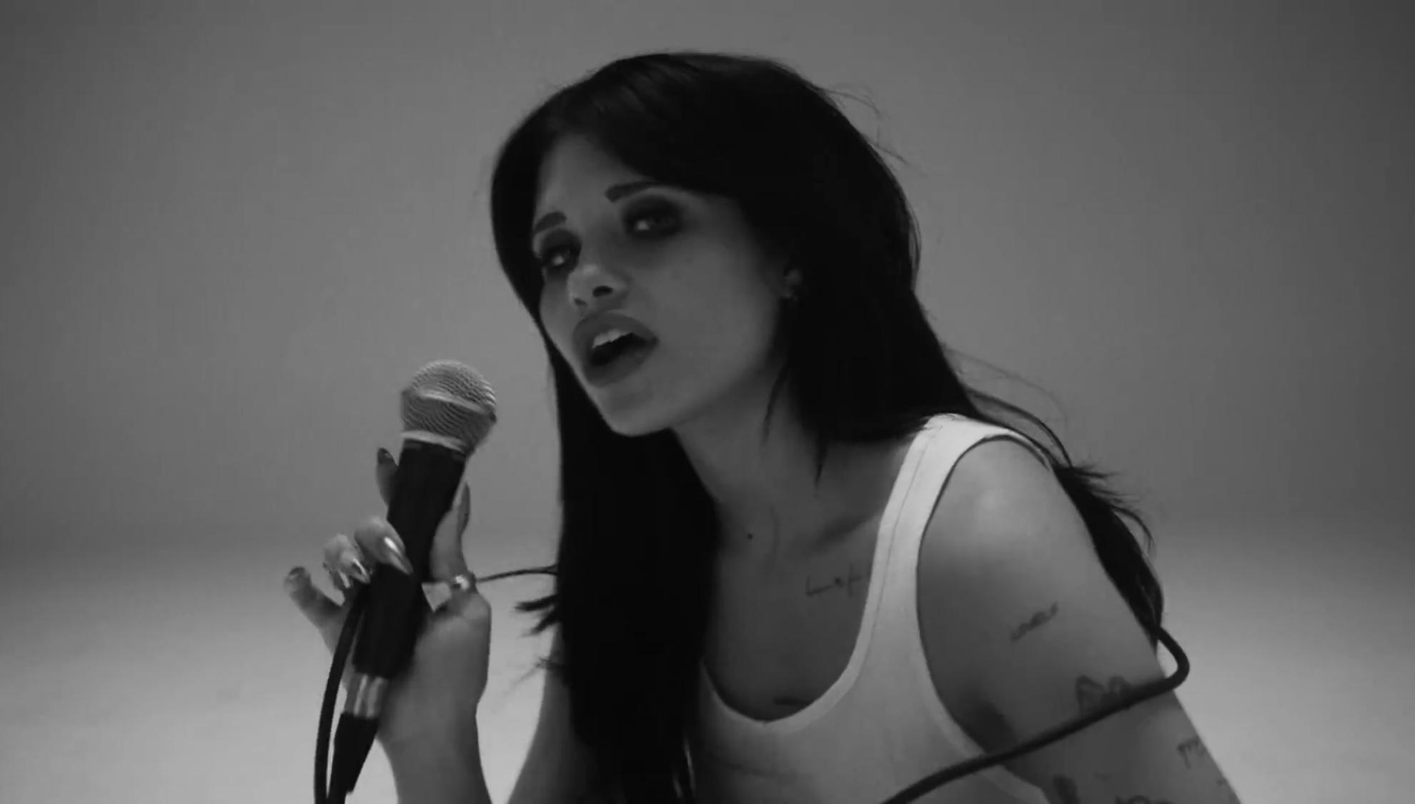 Nessa Barrett: Bang Bang!